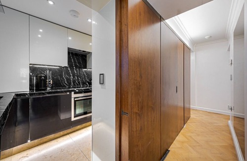 Knightsbridge Apartment | Luxury 2BR Overlooking Harrods & London Skyline