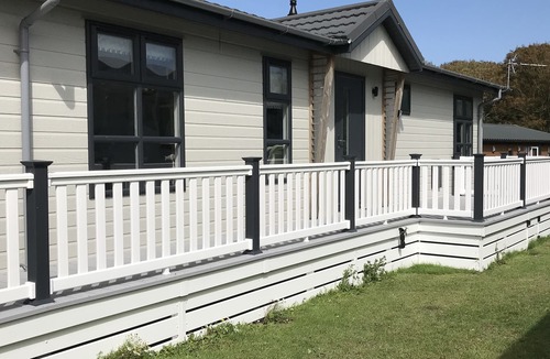 Milford on Sea Cabin | Luxury 3 Bedroom Lodge - Pet Friendly