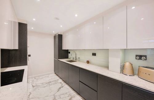 Mayfair Apartment | Luxury 3 bedrooms flat in Grosvenor square with aircon