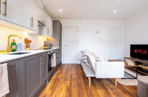Kentish Town Apartment | Luxury 3BR Pool Table GymBike SmartTV WiFi