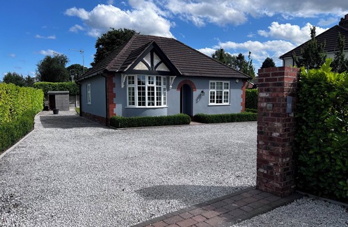Crewe House | Luxury 4 Couples Hot Tub, New Wood-Burner, Spa Bathroom, Private Electric Gates