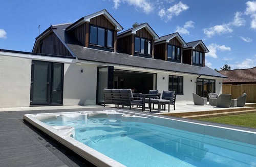 Corfe Mullen House | Luxury 5 Bedroom House - Games Room, Cinema Room & Heated Swim Spa(Pool/Hot Tub)