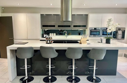 Trafford House | Luxury 5-Bedroom with Cinema Room & Pool Table – Perfect for Families & Groups