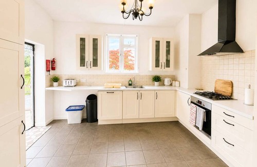 Hillingdon House | Luxury 5BDR Riverside Retreat near Uxbridge