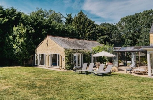 Earls Barton House | Luxury 8-Bed Country Retreat with Private Spa – Sleeps 16