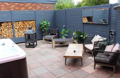 Chester House | Luxury and private 2 bedroom bungalow with hot tub, prime location in Chester