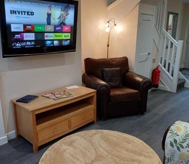 Burslem Apartment | Luxury Apartment - Above iconic High Lane Oatcakes