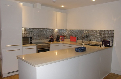 Newquay Apartment | LUXURY APARTMENT PORTH, SLEEPS 4, SEA VIEWS OVERLOOKING WHIPSDERRY BEACH