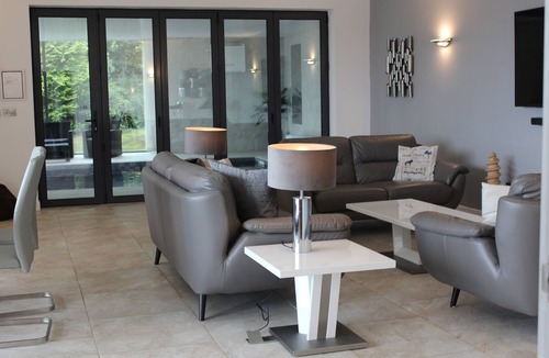 Torquay Apartment | Luxury Apartment - Sleeps 4 - Spectacular Views with Private Pool and Hot Tub