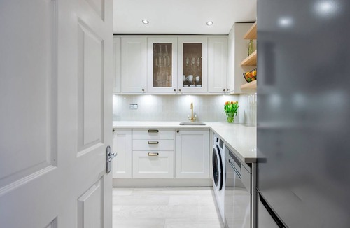 Bayswater Apartment | Luxury Apartment with Balcony, King Beds & A/C near Hyde Park