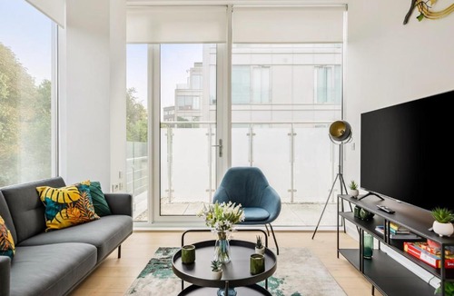 London Borough of Hounslow Apartment | Luxury Apartment with Parking, Cinema & Game Room and Gym
