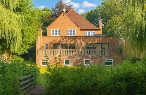 Sunningdale House | Luxury Ascot Escape- Private Indoor Heated Pool & Wellness Spa