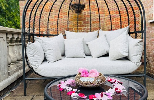 Sunningdale House | Luxury Ascot Escape- Private Indoor Heated Pool & Wellness Spa