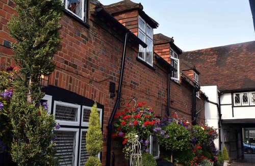 Eton House | Luxury Central Eton Cottage, 5 minute walk from Windsor Castle. FREE PARKING