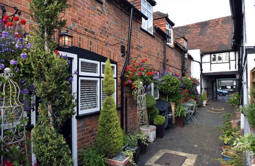 Eton House | Luxury Central Eton Cottage, 5 minute walk from Windsor Castle. FREE PARKING