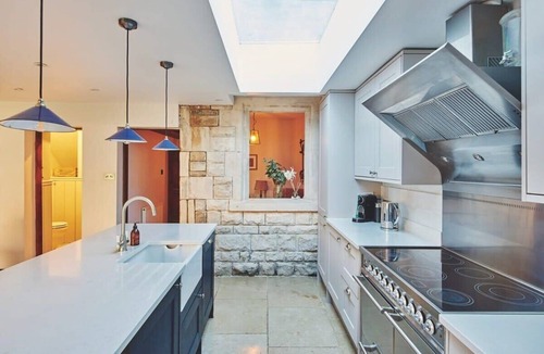Cheltenham House | Luxury Coal Merchant’s Cotswold Cottage EV & Gym