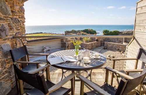 Portwrinkle House | Luxury coastal cottage 20m from the beach. Fantastic sea views. Dog friendly.