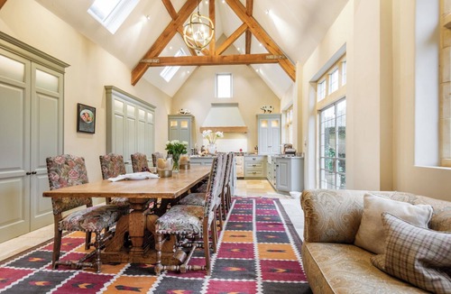 Broadway House | Luxury Cotswold House +Cottage. Sleeps 12-14. Pool, gym, gardens, parking.