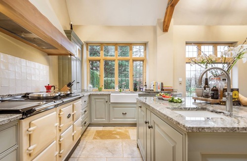 Broadway House | Luxury Cotswold House +Cottage. Sleeps 12-14. Pool, gym, gardens, parking.