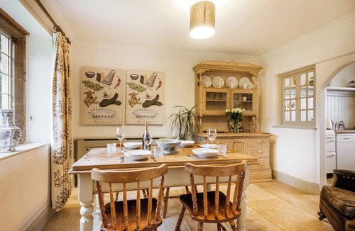Broadway House | Luxury Cotswold House +Cottage. Sleeps 12-14. Pool, gym, gardens, parking.