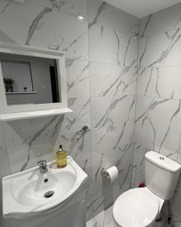 Luton Apartment | Luxury Detached Studio Apartment - Free Super Fast WiFi - Free Parking - 15 Mins from Luton Airport