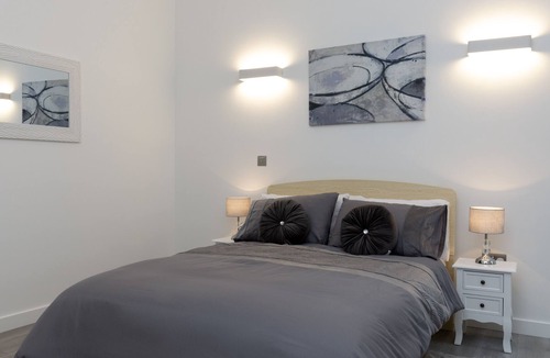 Great Linford Apartment | Luxury Double Bedroom Apartment - At the Atrium MK