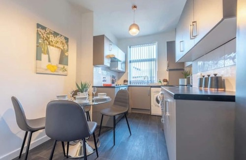 Manchester Apartment | Luxury Duplex Escape | Spacious Comfort for Families & Groups | Prime Location