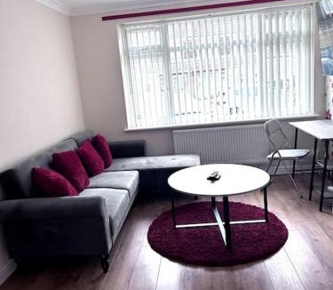 Luton House | Luxury Home in Luton - Near L&D Hospital - FREE Netflix & Wifi- FREE Parking