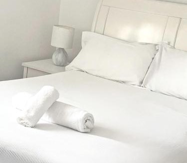 Cusop House | Luxury Home -Private Rooms- 3 mins from Alexandra Hospital, Redditch