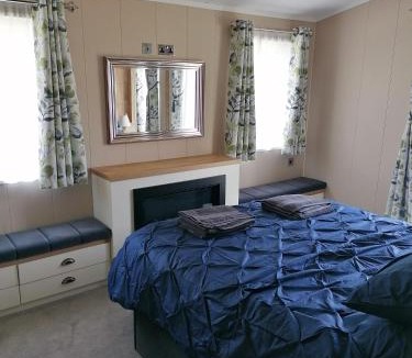 Milford on Sea Resort | LUXURY PEACEFUL LODGE on edge of New Forest and 800m from sea ENTERTAINMENT and LEISURE PASSES INCLUDED