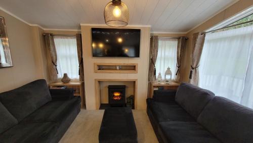 Milford on Sea Resort | LUXURY PEACEFUL LODGE on edge of New Forest and 800m from sea ENTERTAINMENT and LEISURE PASSES INCLUDED