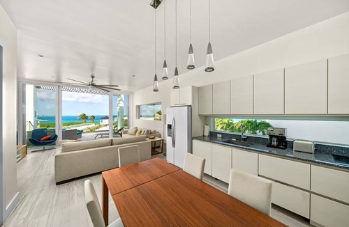 Jimmy Hill Villa | Luxury Pool Villa✨50 Steps Away From Jimmy Hill Beach✨Stunning Ocean Views