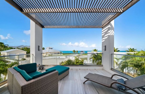 Jimmy Hill Villa | Luxury Pool Villa✨50 Steps Away From Jimmy Hill Beach✨Stunning Ocean Views