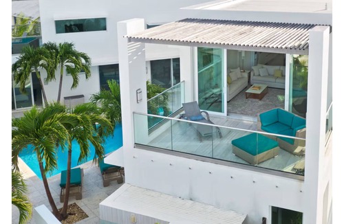 Jimmy Hill Villa | Luxury Pool Villa✨50 Steps Away From Jimmy Hill Beach✨Stunning Ocean Views