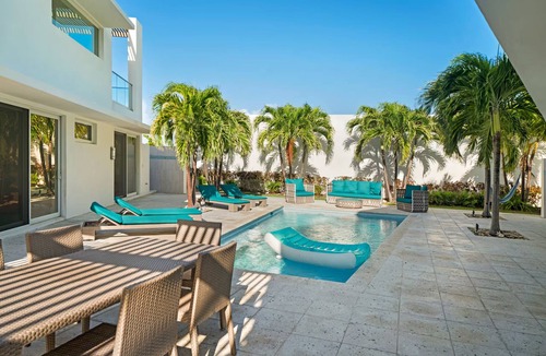 Jimmy Hill Villa | Luxury Pool Villa✨50 Steps Away From Jimmy Hill Beach✨Stunning Ocean Views