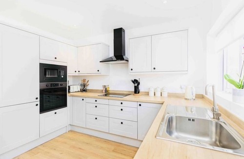Barton-on-Sea Ski Chalet | Luxury SeaWay sleeps 12, playroom/xbox/hot tub/private chef