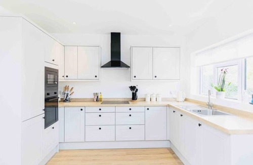 Barton-on-Sea Ski Chalet | Luxury SeaWay sleeps 12, playroom/xbox/hot tub/private chef