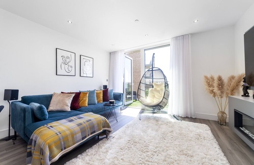 Yiewsley Apartment | Luxury Sunset 2 Bed Apartment - 10min from London Heathrow Airport