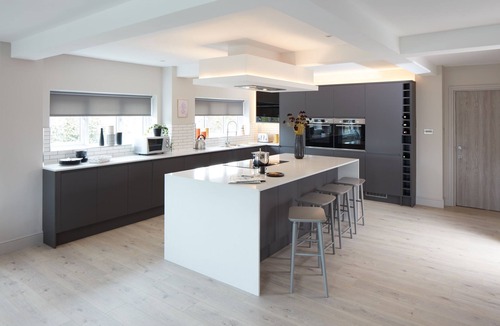 Newquay House | LUXURY- The Bluehouse Watergate Bay, Cornwall, Sea Views, HOT TUB Pet Friendly