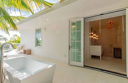 Winding Bay Villa | Luxury tropical villa located next to the beach