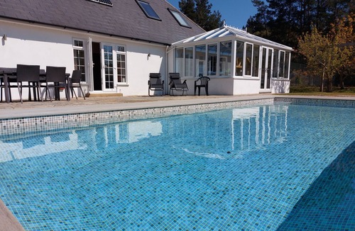 Matchams Villa | Luxury villa, amazing location, pool, jacuzzi, snooker, cinema & tennis court!