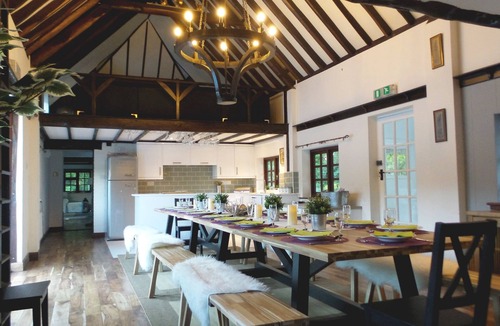 Three Legged Cross Cottage | Luxury villa for 22 people with pool, jacuzzi, large garden and private pub!