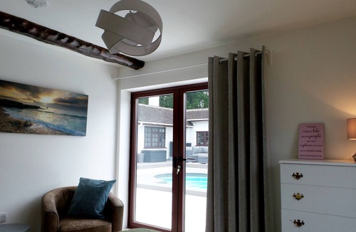 Three Legged Cross Cottage | Luxury villa for 22 people with pool, jacuzzi, large garden and private pub!