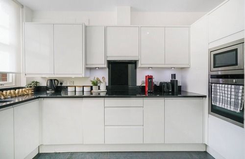 Brompton & Hans Town Apartment | Magnificent Flat across Harrods