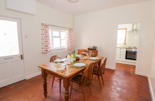 Strensham Cottage | MANOR FARM COTTAGE, pet friendly, with a garden in Upton Upon Severn
