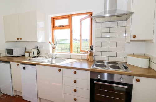 Strensham Cottage | MANOR FARM COTTAGE, pet friendly, with a garden in Upton Upon Severn