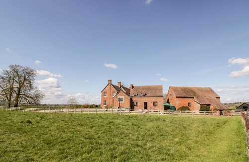 Strensham Cottage | MANOR FARM COTTAGE, pet friendly, with a garden in Upton Upon Severn