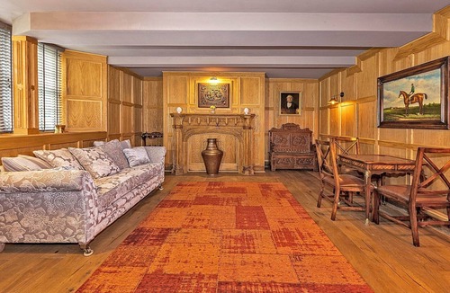 Yardley Gobion House | Manor Retreat near Milton Keynes with Hot Tub