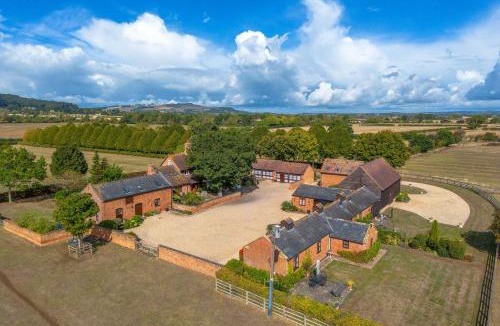 Mangotsfield House | Maple Cottage - Rural Charm & Cotswold Views