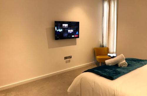 St Albans House | Maplewood luxurious one-bed flat with free parking